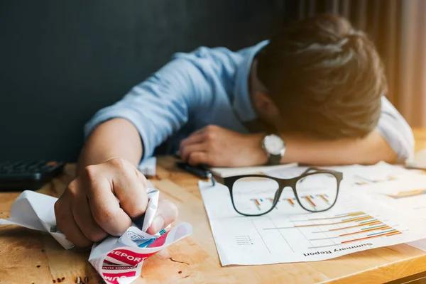 Έννοια άγχους ή αποτυχίας. Θυμωμένος και κουρασμένος επιχειρηματίας που τσαλακώνουν — Φωτογραφία Αρχείου
