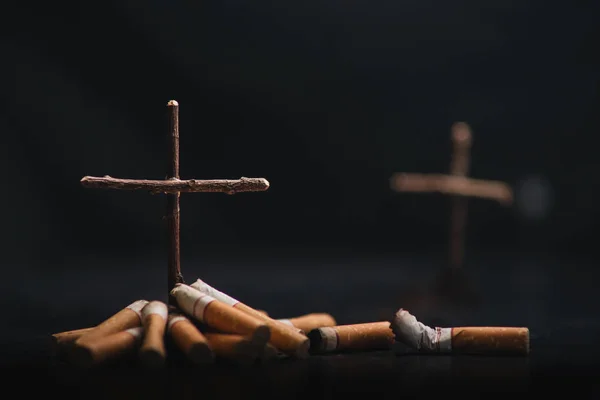 世界无烟日。交叉在香烟上像死亡伤害 — 图库照片