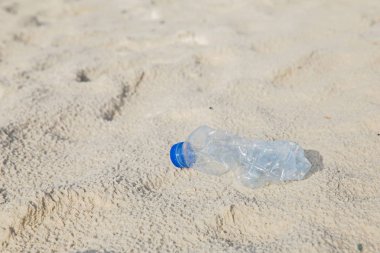Çevre kampanyası için konsept. Sahilde plastik şişe.