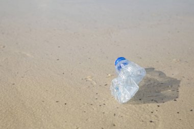 Çevre kampanyası için konsept. Sahilde plastik şişe.