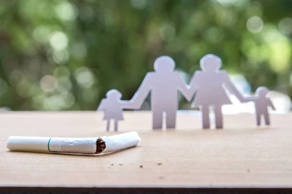 世界没有烟草日。把家庭成员的纸剪在哈 — 图库照片