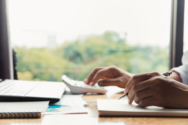 ofis elinde notlar yapma hesap makinesi sayma ile işadamı