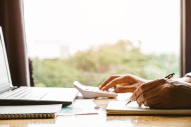 ofis elinde notlar yapma hesap makinesi sayma ile işadamı