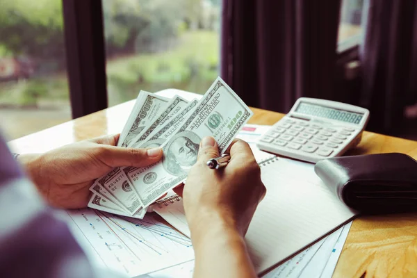 Empresario contando dinero en la mesa —  Fotos de Stock