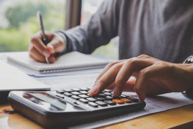 Hesap makinesi ile adam ofis elinde notlar yapma sayma ferman