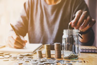 Tasarruf para adam el sürahi cam konsept iş sikke koyarak