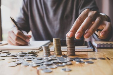 para kavramı tasarrufu . Yakın çekim Adam el yığınına sikke koymak