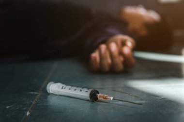 Aşırı doz hapları ve bağımlısı yakın. Suicid'i Teslim Eden Genç Adam
