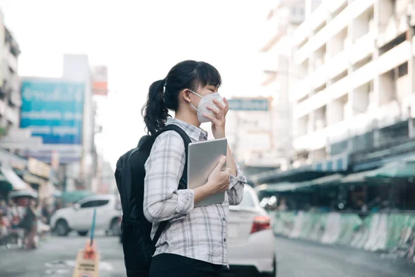 Asian woman wearing face mask coughing because of air pollution — Stock Photo, Image