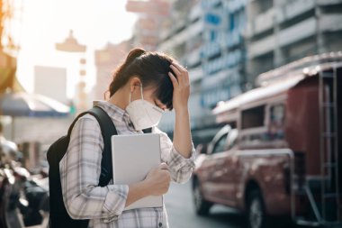Maske takan kadınlar hava kirliliğinden dolayı baş ağrısı çekiyorlar. Koruma aga