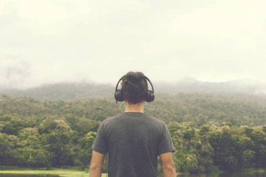 Kulaklıklı adam arka görüşte. natu ile mesafeiçine bakar