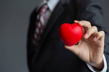 Kırmızı kalpli işadamları.müşteri ilişkileri yönetimi