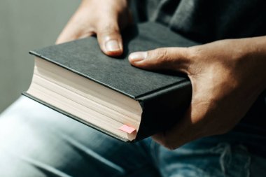 Pazar okumaları, İncil.İncil tutan adam ellerini kapatın