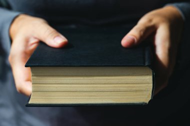 Pazar okumaları, İncil.İncil tutan adam ellerini kapatın