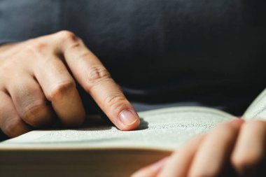İncil'de parmak işaret metin yakın çekim.adam readin yakın