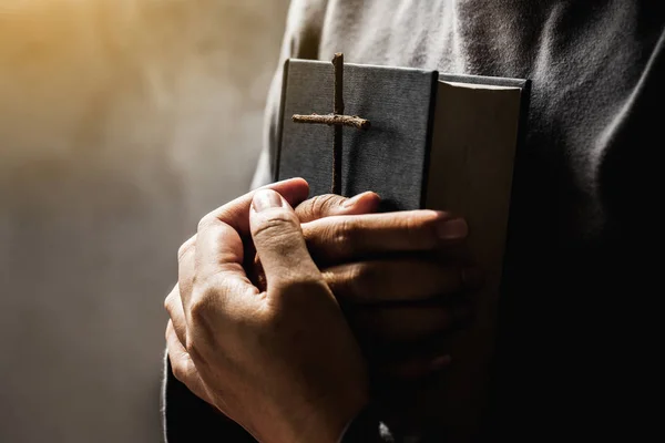 Women holding the Bible and Crosses of blessing from God.Women i — Stock Photo, Image