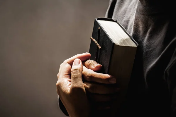 Women holding the Bible and Crosses of blessing from God.Women i — Stock Photo, Image