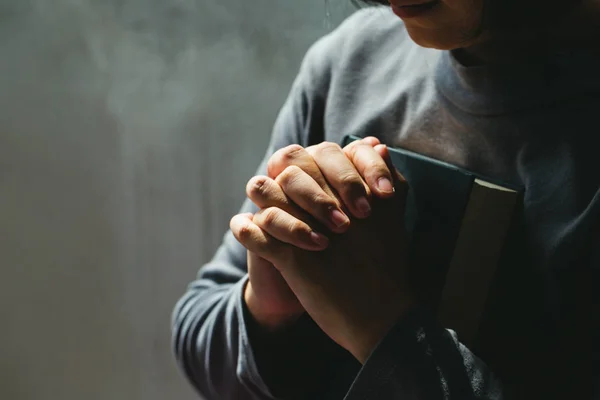 Frauen in religiösen Konzepten Hände, die zu Gott beten. — Stockfoto