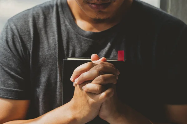 Les mains de l'homme prient pour les bénédictions de Dieu . — Photo