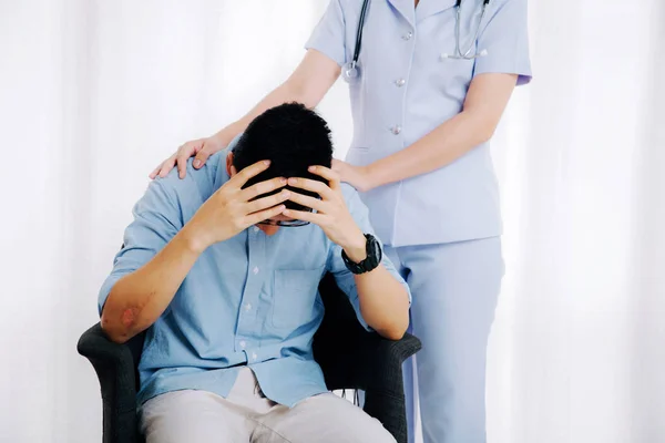 Γυναίκα γιατρός κρατώντας ώμο του άνδρα του ασθενή με φροντίδα σε hos — Φωτογραφία Αρχείου