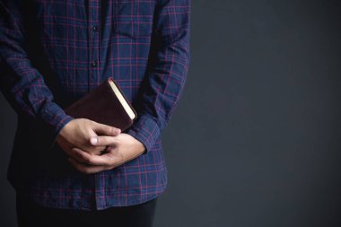 İncil tutan adam, inan concept.copy space