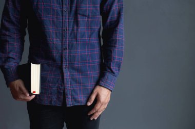 Kutsal İncil'i tutan genç adam.Kitap, Okuma, İncil.kopya alanı