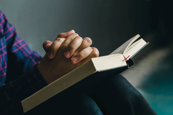 Mann betet am Morgen auf der heiligen Bibel. Teenager Hand mit — Stockfoto