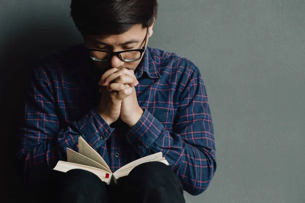 Mann betet am Morgen auf der heiligen Bibel. Teenager Hand mit — Stockfoto