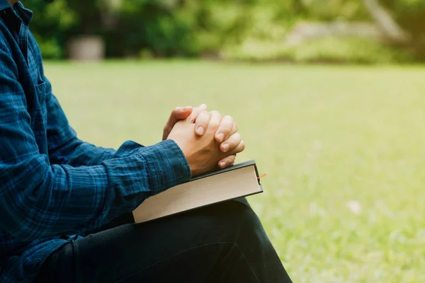 Cristianos y estudio bíblico concept.Young hombre sentado y la oración — Foto de Stock