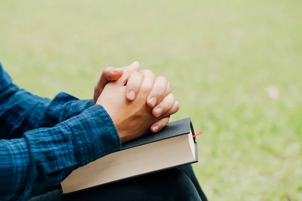 Cristianos y estudio bíblico concept.Young hombre sentado y la oración — Foto de Stock