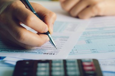 Vergi konsepti. ABD vergi formlarını kapatın. vergi formu iş gelirleri ofisi el doldurma kavramı