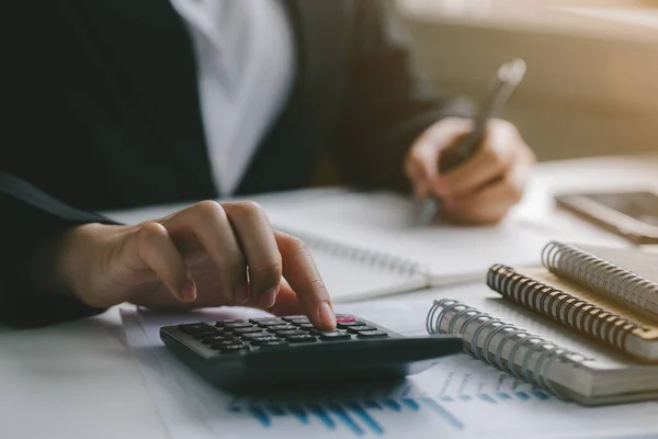 Primer Plano Mano Del Hombre Negocios Utilizando Calculadora Escritura Anotar —  Fotos de Stock