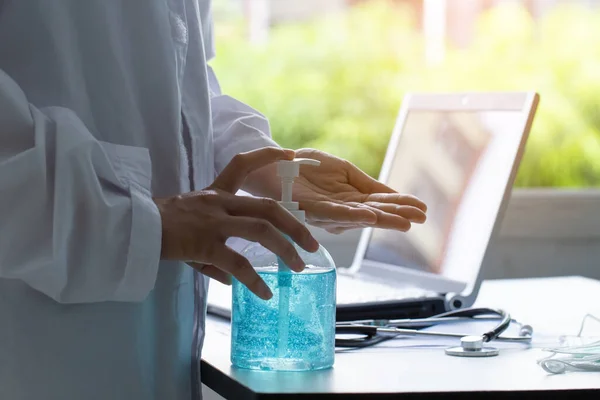 Primer Plano Mano Del Médico Presionando Gel Desinfectante Mano Proteger — Foto de Stock