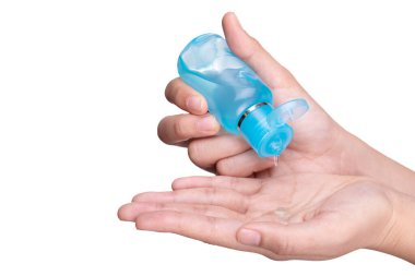 Yakın El, temizlik ve temiz mikrop yapmak için alkol jeli uyguluyor. Elinde antibakteriyel jel bulunan bir şişe. Coronavirüs konsepti.