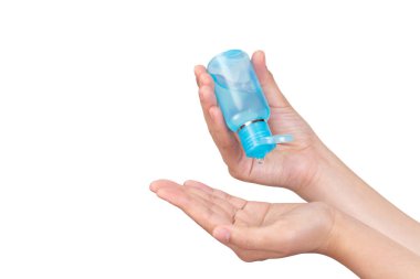 El altında alkol jeli sürerken ellerinizi kapatın. İzole edilmiş beyaza. Temizleme ve temizleme mikrobu, bakteri ve antiseptik jel şişesi.