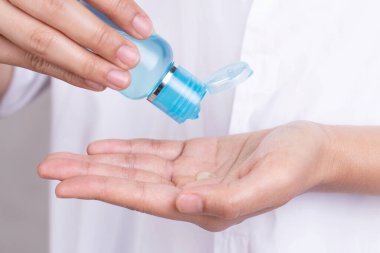 Yakın El, temizlik ve temiz mikrop yapmak için alkol jeli uyguluyor. Elinde antibakteriyel jel bulunan bir şişe. Coronavirüs konsepti.