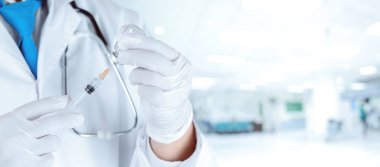Doktor ya da bilim adamı ellerinde grip, kızamık, koronavirüs aşısı, bebek ve yetişkin aşısı, koronavirüs aşısı konsepti bulunan beyaz nitril eldivenler verdi.