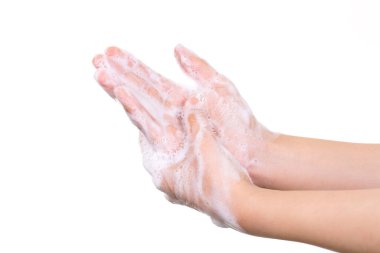 Korona virüsünün önlenmesi için sabunla ovalanan insan ellerine yakın çekim. Koronavirüs yayılmasını engellemek için hijyen..
