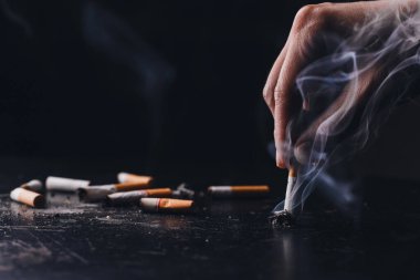Kapalı el, sigara dumanını söndürmek, sigara içmeyi bırakmak için bir sigara tuttu. Dünya Tütün Yok Günü