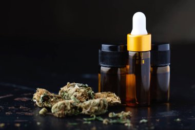 Tıbbi kenevirden yapılan temel yağ. Siyah zemin üzerinde CBD yağı olan şişe şişesinin ayrıntıları, Kenevir Yağı - tıbbi marihuana kavramı