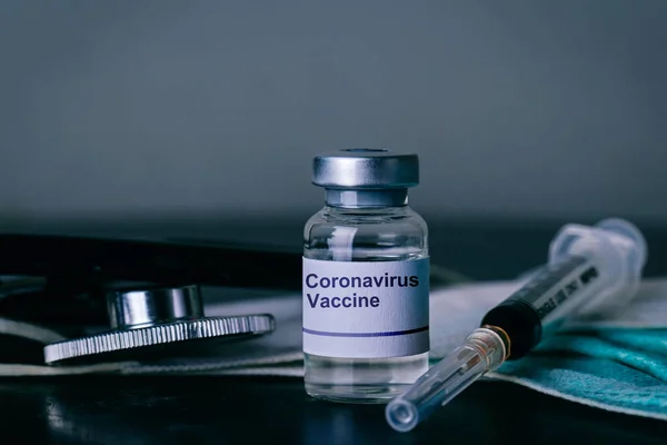 带注射器和外科口罩保护膜的柯罗那病毒疫苗概念 柯罗那病毒感染的预防 免疫和治疗 柯罗那病毒疫苗概念 — 图库照片