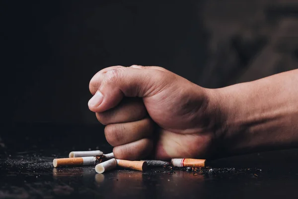 男性手在黑色背景下破坏香烟 停止吸烟的概念 世界无烟日 — 图库照片