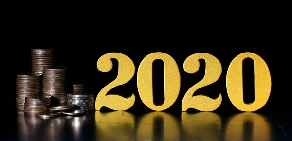 Word 2020 Met Munten Stapel Zwarte Achtergrond Besparingen Nieuwjaar Concept — Stockfoto