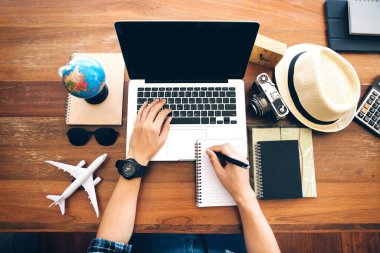 Top View seyahat elleri bilgisayar laptopu kullanıyor. Seyahat planlıyorlar, internetten bilet alıyorlar. Turist bilgilerini bul.
