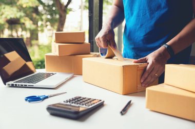 Erkek işçi teslimat servisi ve paketleme kutusu, işletme sahibi postayla müşteri göndermeden önce kontrol emri için çalışıyor, Sevkiyat Çevrimiçi Satış 