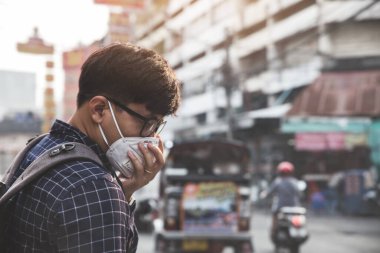 Koronavirüs karantinası kavramı. MERS-Cov, Roman Coronavirus (2019-nCoV), şehirde tıbbi maskeli bir adam. 