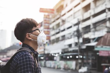 Koronavirüs karantinası kavramı. MERS-Cov, Roman Coronavirus (2019-nCoV), şehirde tıbbi maskeli bir adam. 