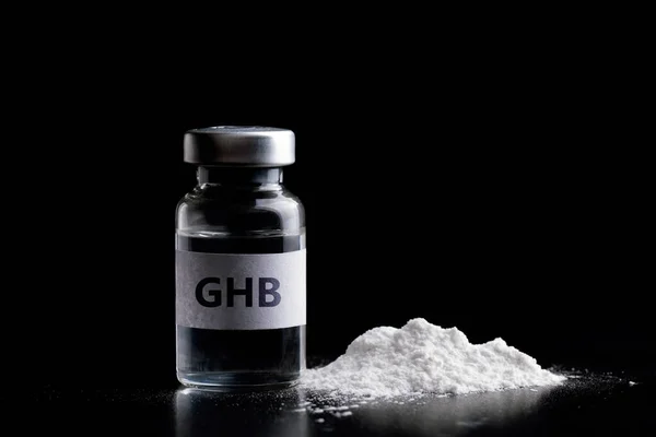 黑色背景下的Ghb瓶 Ghb — 图库照片