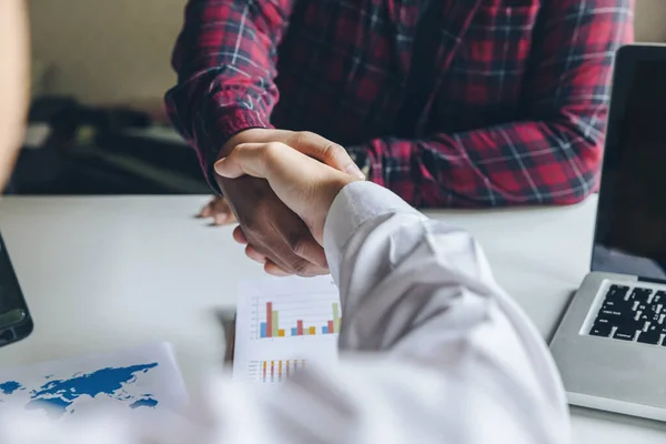 Business People Shake Hands Office — Stock fotografie