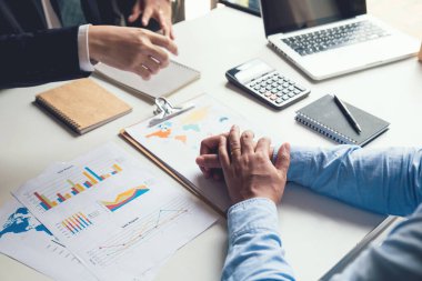 Patronu, çalışanlarının yaptığı işin sonucunu gördü ve daha iyi çalışma talimatlarını açıkladı.